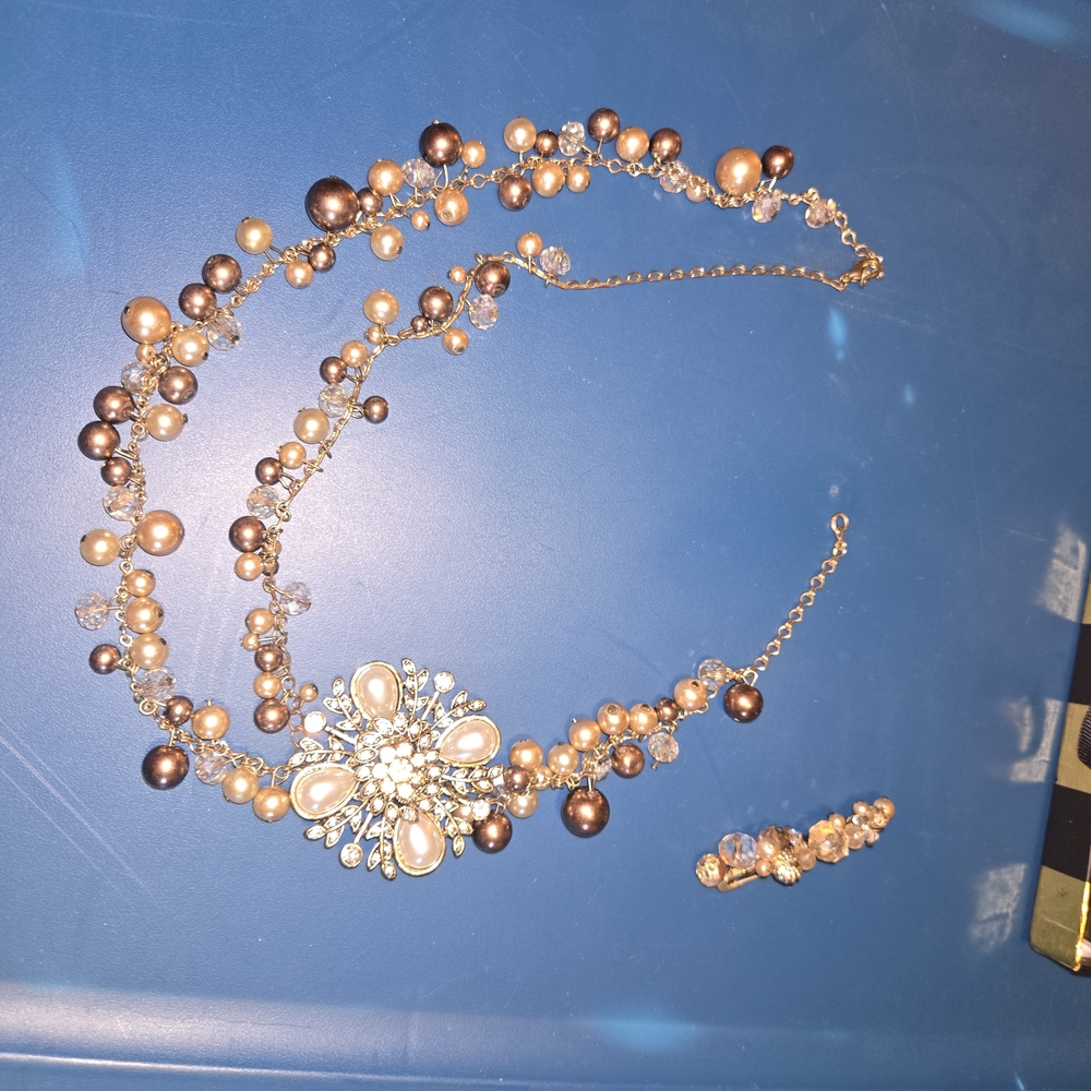 Elegant Pearl and Crystal Necklace Set